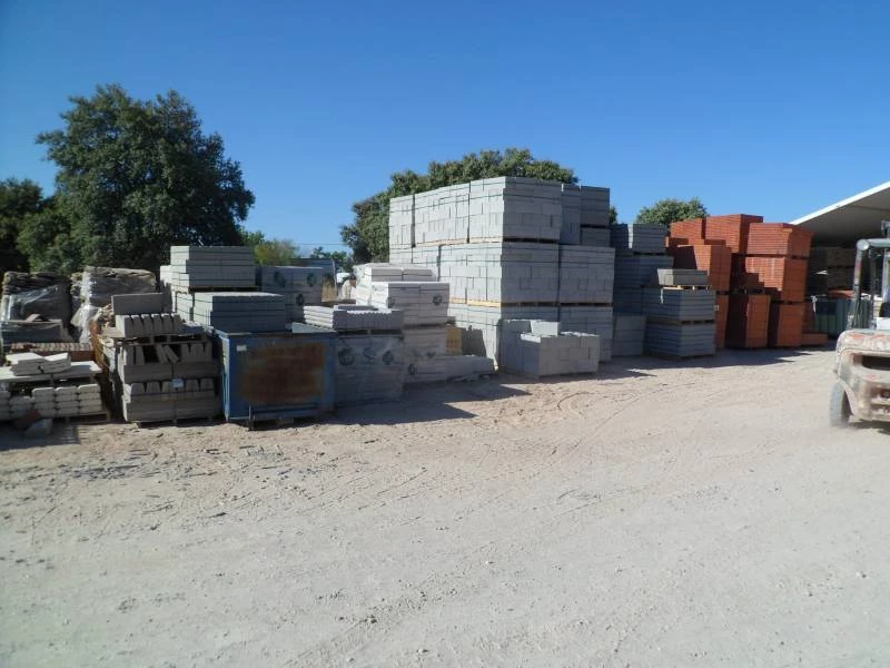 Camiones propios con gruas para servio a domicilio