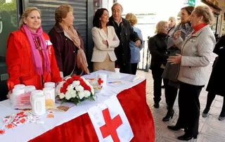 La alcaldesa de Pozuelo colabora con Cruz Roja en la Fiesta de la Banderita