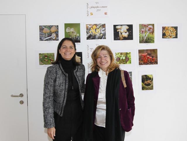La alcaldesa visita la exposición del Concurso Fotográfico de setas