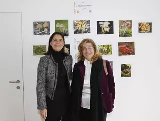 La alcaldesa visita la exposición del Concurso Fotográfico de setas