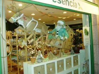 Esencia Ecotienda Vegetariana consigue el primer premio del concurso de escaparatismo navideño de Pozuelo
