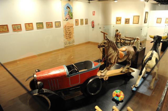 La alcaldesa visita una exposición de juguetes antiguos en el Espacio Cultural MIRA