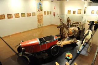 La alcaldesa visita una exposición de juguetes antiguos en el Espacio Cultural MIRA