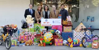 Adrados comprueba el desarrollo de la campaña solidaria de recogida de juguetes y alimentos