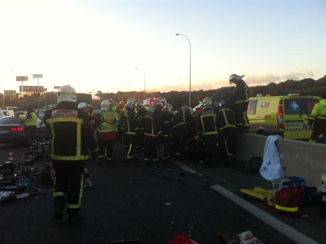 Accidente mortal en la A6 tras arrollar un autobús a un turismo