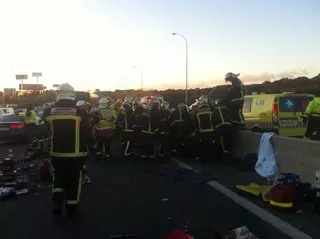 Accidente mortal en la A6 tras arrollar un autobús a un turismo
