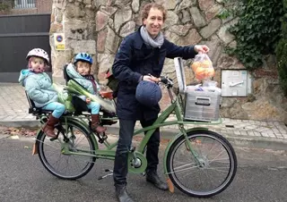 Polémica en Pozuelo: Multado por llevar a sus hijas en bici al colegio