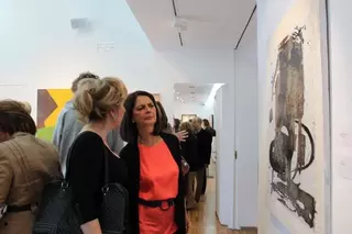 La alcaldesa inaugura la exposición del Certamen de Pintura y Escultura Mujeres en Igualdad