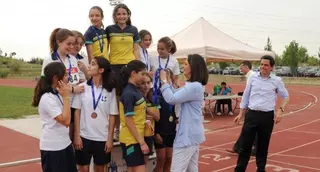 La alcaldesa entrega las medallas a los ganadores de la competición de atletismo local alevín