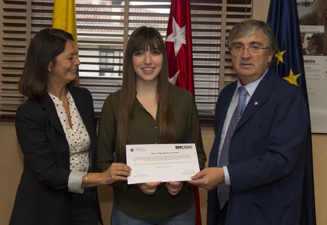 La alcaldesa entrega la Beca de Excelencia de ESIC a una estudiante de Pozuelo
