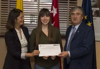 La alcaldesa entrega la Beca de Excelencia de ESIC a una estudiante de Pozuelo