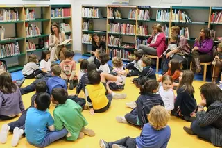 La alcaldesa de Pozuelo participa en un cuentacuento con motivo del Día de la Biblioteca