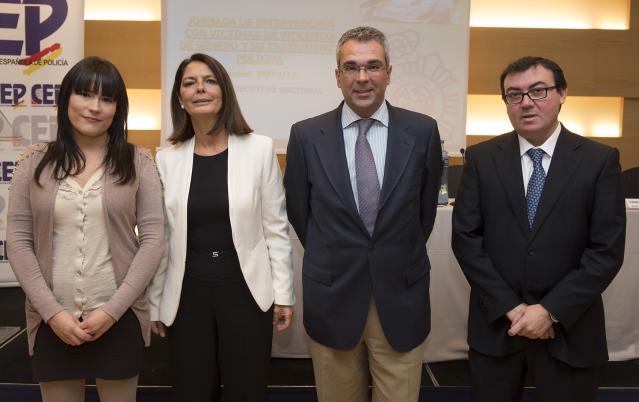 Paloma Adrados inagura la Jornada  Intervención con víctimas de violencia de género y su tratamiento policial"
