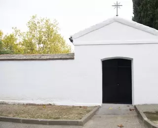 Nuevo muro de cerramiento y reconstrucción del techo de la capilla en el  Cementerio Municipal de Húmera