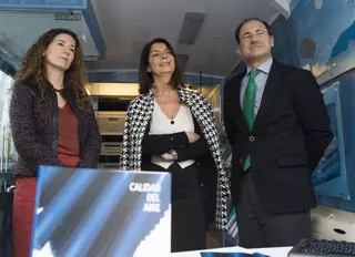Paloma Adrados visita el autobús que mide la calidad del aire de los municipios de la región