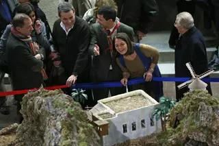La alcaldesa de Pozuelo inaugura el gran Belén de Navidad instalado en el Ayuntamiento