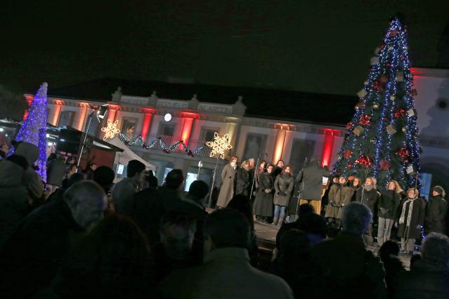 La alcaldesa inaugura el alumbrado navideño de las calles del municipio