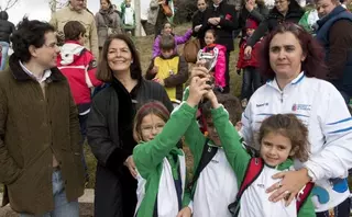 La alcaldesa entrega los premios a los participantes del “XX Trofeo de Navidad de Hockey Escolar”