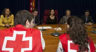 El Ayuntamiento  y Avansis colaboran con Cruz Roja Pozuelo para ayudar a familias necesitadas del municipio