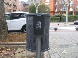 El Ayuntamiento coloca dispensadores de bolsas para la recogida de residuos caninos en las papeleras