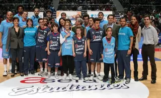 La escuela adaptada de baloncesto de Pozuelo participó en el partido del Asefa Estudiantes contra el FC Barcelona Regal