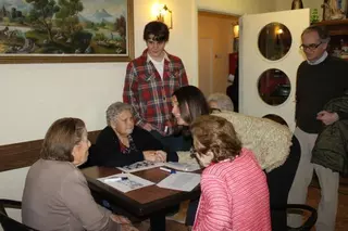 Jóvenes voluntarios de Pozuelo pasan la tarde de los jueves con los mayores