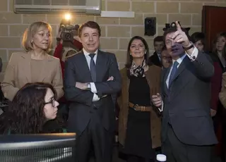 La alcaldesa acompaña al presidente de la Comunidad en su visita a la Escuela de Cine, ubicada en Pozuelo