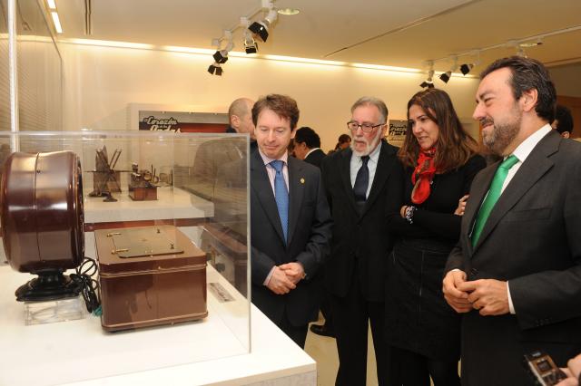 El Espacio Cultural Volturno acoge una exposición de radios con motivo del Día Mundial de la Radio
