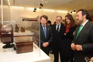 El Espacio Cultural Volturno acoge una exposición de radios con motivo del Día Mundial de la Radio

