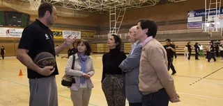 La alcaldesa visita la escuela “Basket y Autismo” en el polideportivo municipal El Torreón