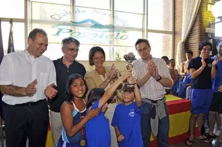 La alcaldesa entrega los trofeos a los ganadores del Torneo de Natación
