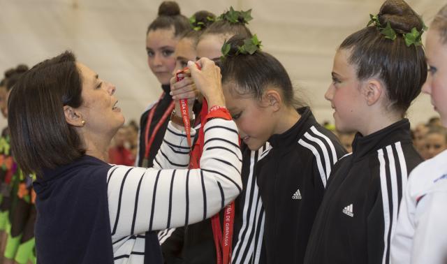 La alcaldesa asiste al Campeonato de Iniciación de Gimnasia Rítmica en el polideportivo El Torreón