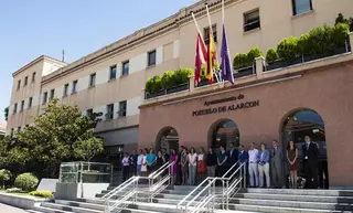 El Ayuntamiento de Pozuelo guarda un minuto de silencio en recuerdo de las víctimas del accidente ferroviario de Santiago
