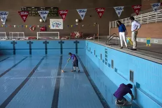 El Ayuntamiento de Pozuelo realiza labores de mantenimiento en las instalaciones deportivas municipales durante el verano