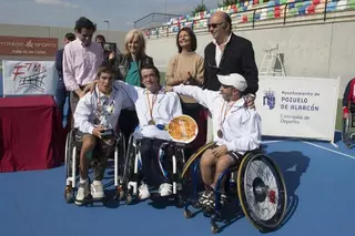 La alcaldesa entrega los premios del Campeonato de España de Tenis en Silla en el polideportivo municipal