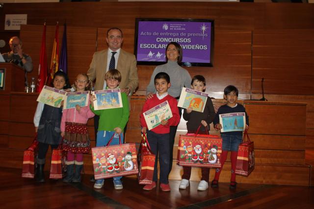 La alcaldesa entrega los premios del Concurso Escolar de Belenes y Felicitaciones Navideñas