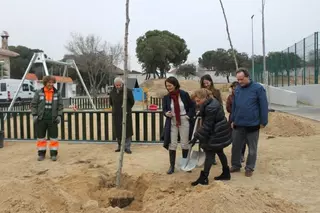 La alcaldesa visita el nuevo área infantil de Montegancedo
