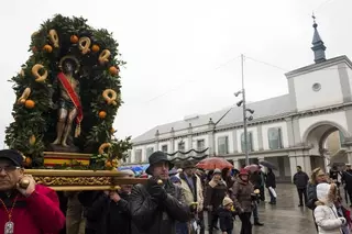 Más de un centenar de personas participaron ayer en la procesión en honor al Glorioso San Sebastián