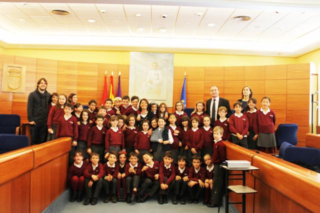 Alumnos de Primaria del colegio Alarcón han conocido hoy mejor el funcionamiento del Ayuntamiento
