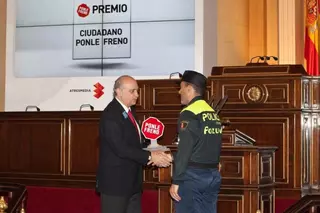 Atresmedia reconoce la labor del policía municipal de Pozuelo, Bienvenido Nieto, con el “Premio Ciudadano Ponle Freno 2013”