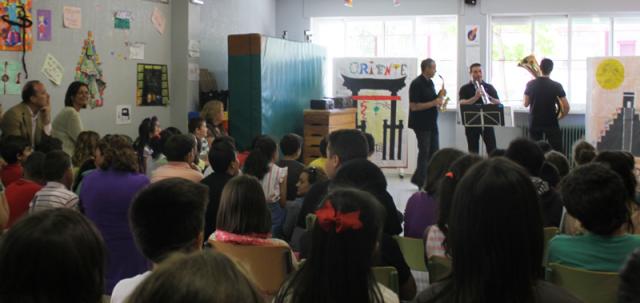 Los profesores de la Escuela Municipal de Música y Danza acercan la música a los alumnos de Primaria de Pozuelo