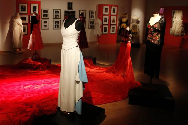 La alcaldesa visita la exposición “Aída Gómez, esencia y vanguardia de la danza española”