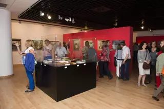 Los alumnos de los talleres de cultura presentan sus trabajos en una exposición en el Espacio Cultural MIRA