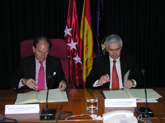 El alcalde firma con Industria el convenio para adherir a Pozuelo al programa de Ciudades Singulares
