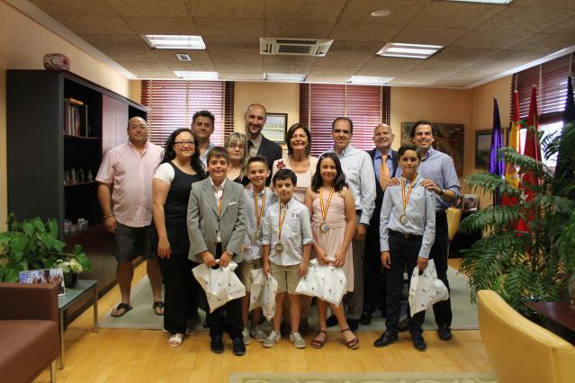 La alcaldesa recibe a los cinco alumnos del Club de Esgrima que han hecho podio en el Critérium Nacional