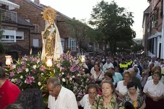 Rouco Varela presidió la Misa Solemne y Procesión en honor a la Virgen del Carmen en el barrio de la Estación de Pozuelo
