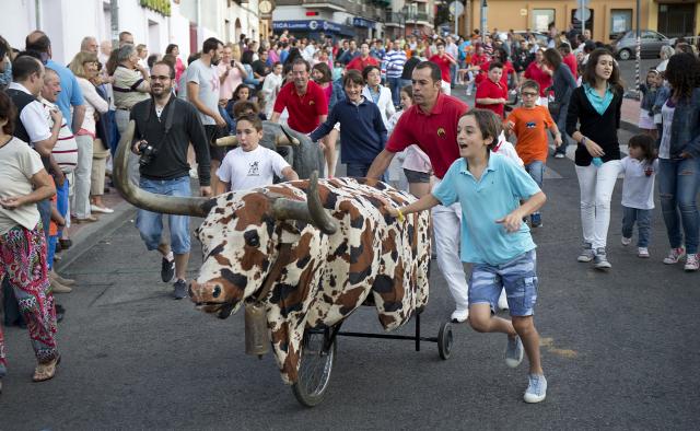 La música, los juegos infantiles, una merienda popular y el encierro chiqui ponen el broche de oro a las fiestas de La Estación