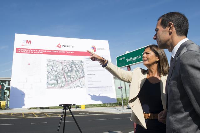 La alcaldesa y el consejero de Presidencia recorren las calles rehabilitadas de Prado de Somosaguas
