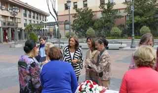 La alcaldesa visita una mesa petitoria de Cruz Roja Pozuelo con motivo del Día de la Banderita