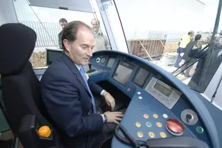 A poco más de un mes para su puesta en marcha, el alcalde comprueba el funcionamiento del Metro Ligero